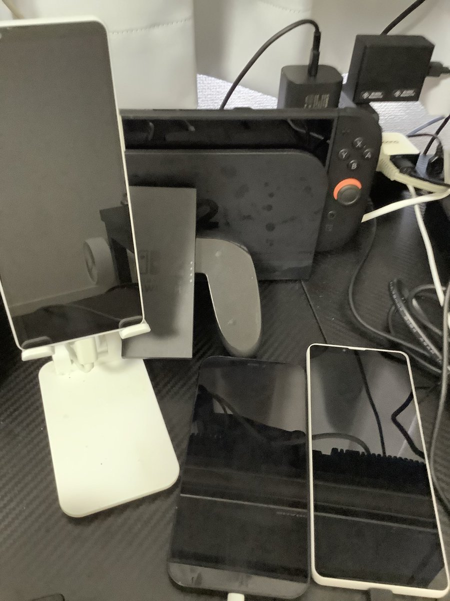 PhilonSalonica's tweet photo. 150cmとかなり大きいはずのPCデスクだが、無線通信する機器の群れのせいでだいぶ混雑してきた https://t.co/jNxKcJn3Jh