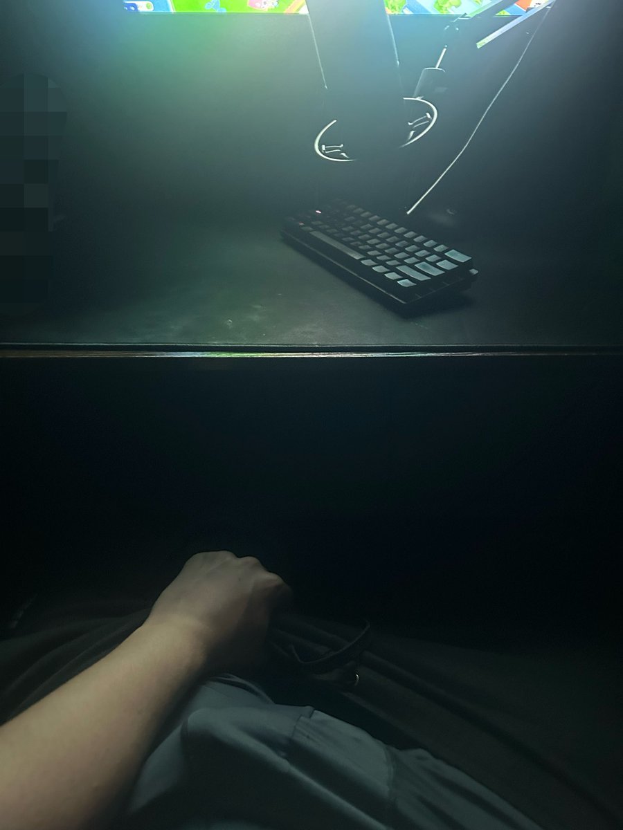 1800renzoo's tweet photo. i started getting horny while on live #nsfwtwt #cnc #discord #dahood https://t.co/b8HqlC8CDR