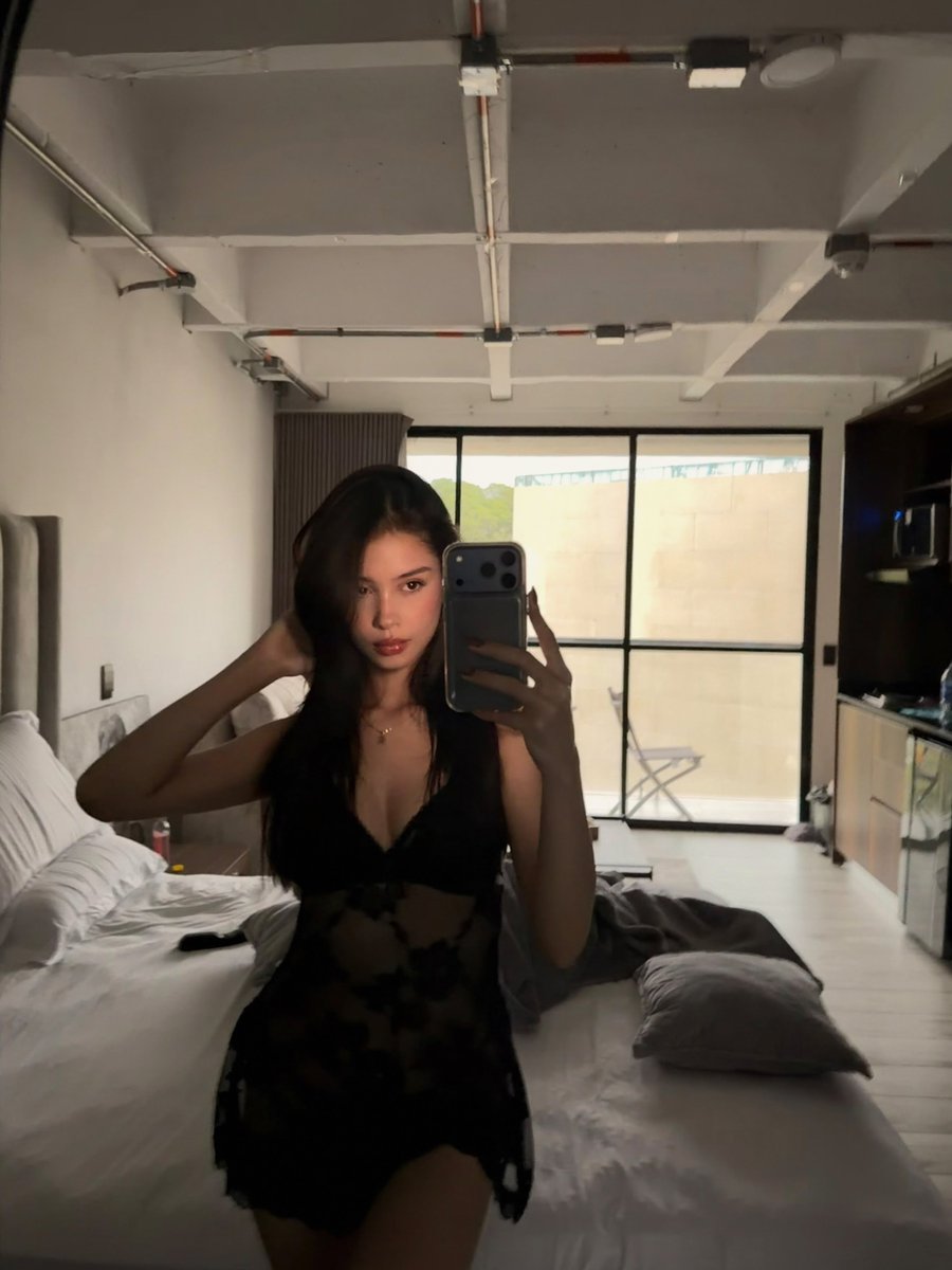 dollkatte's tweet photo. Who wants to be the reason I check my messages?

#ConfidentWomen #HazelEyes https://t.co/AyHr67rCsN