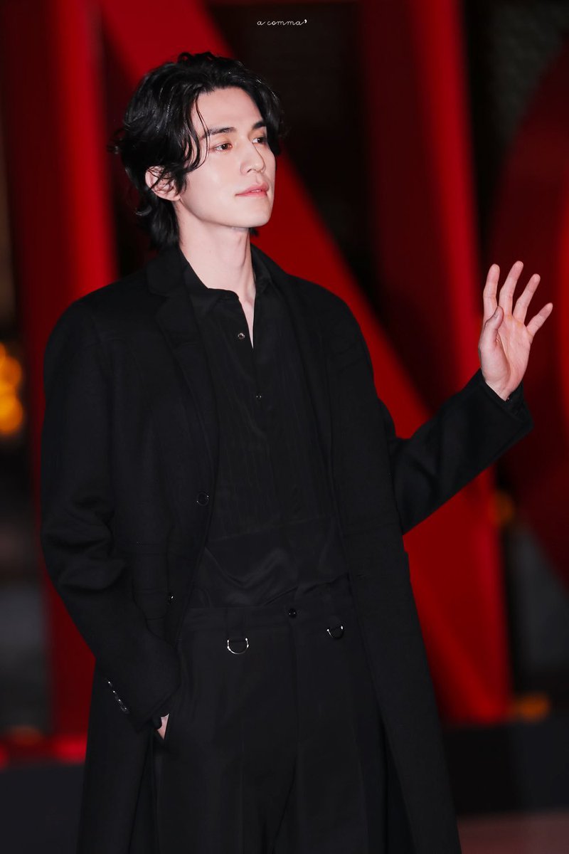 frostbrat's tweet photo. LITERALLY VAMPIRE LEE DONGWOOK WTF https://t.co/fli8dfJBtn