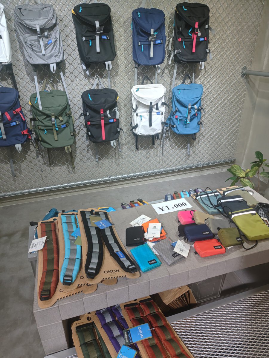 onnonjp's tweet photo. 9月もあっという間にラストスパートに…！！

現在の＜SAMPLE SALE＞在庫の様子です。ずいぶんとすっきりした様子になってきました🥲良品発掘のチャンスかも！？ご来店お待ちしております。

#ONNON #神保町 https://t.co/UbSYYuayj1