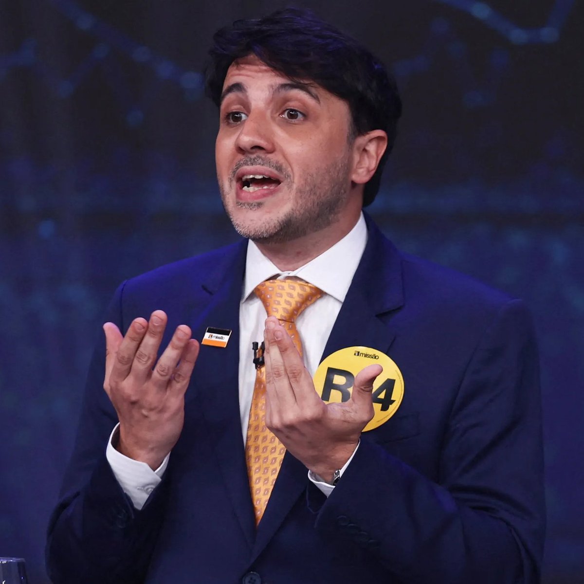 republiqueBRA's tweet photo. ⁉️ 📺 Andrei Roman, CEO da AtlasIntel, sai em defesa de Renan Santos, aponta que o candidato apareceu na 3ª posição em “quase todas as pesquisas” Atlas e afirma que, caso a 3ª posição do candidato se confirme nas urnas, o não convite ao debate da Globo irá “manchar a reputação da emissora”: “Trata-se de uma reflexão importante.”