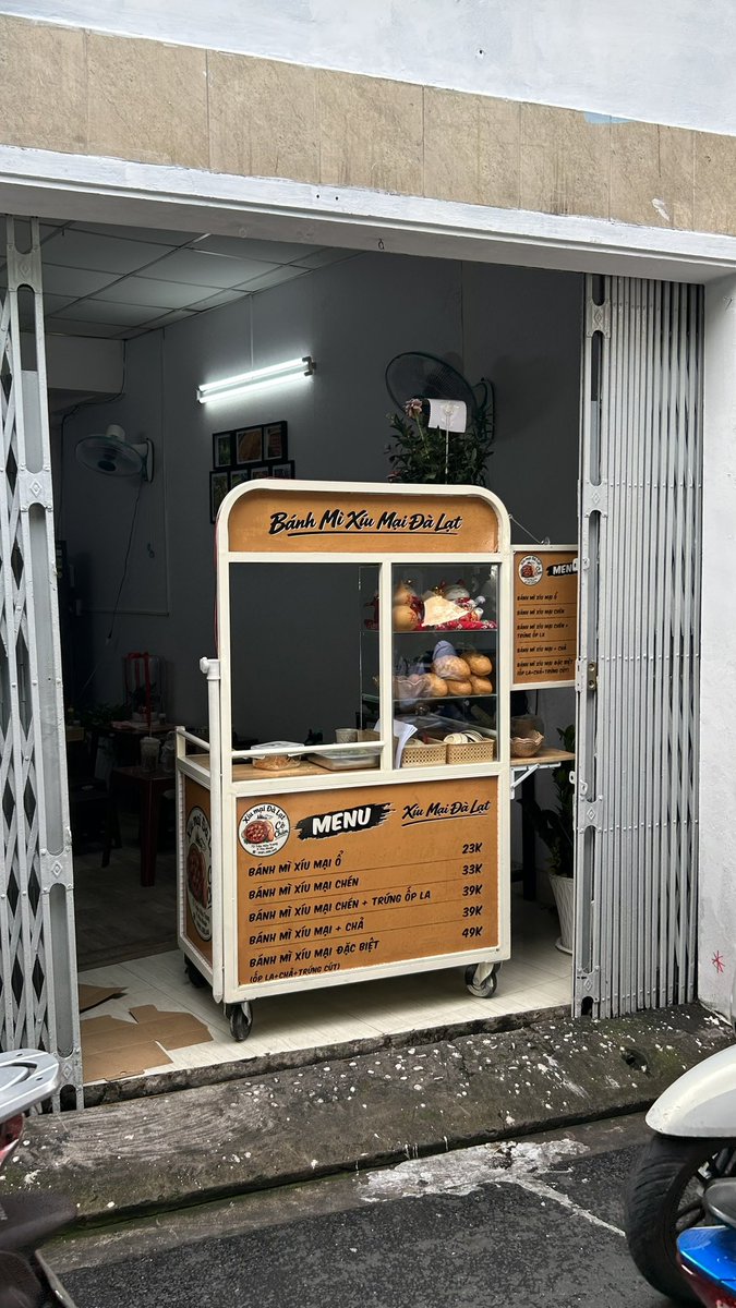 tranle4949's tweet photo. Bánh Mì Xíu Mại 🍽️
#lenguyenhuyentran  #tranle  #food  #cuisine #vietnamesefood #hochiminhcity https://t.co/q0B8kKFimB