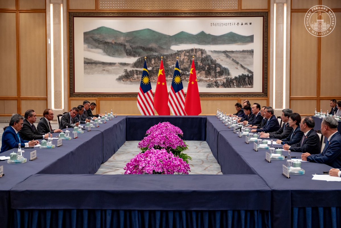 anwaribrahim's tweet photo. Kerajaan China sering menampilkan keindahan bunga orkid, khususnya Phalaenopsis atau Orkid Rama-rama, sebagai perhiasan dalam majlis-majlis diplomatik utama mereka.

Hal ini cukup terserlah tatkala saya mengadakan pertemuan dua hala bersama sahabat saya, Premier Li Qiang di West Lake State Guest House, Hangzhou hari ini.

Dalam bahasa Cina, orkid disebut Lán Huā (兰花). Ada suatu ungkapan yang cukup indah, Jīn Lán Zhī Jiāo (金兰之交), yang membawa makna persahabatan sejati — sehati sejiwa, teguh mengharungi ujian serta setia berkongsi suka dan duka.

Falsafah ini berakar daripada kitab klasik Yi Jing (易经), yang mengungkapkan:

“二人同心，其利断金；同心之言，其香如兰。”

Apabila dua insan sehati sejiwa, kekuatannya mampu memotong logam; apabila bicara lahir daripada persefahaman yang sama, harumnya ibarat semerbak bunga orkid.

Ungkapan ini membawa saya merenung perjalanan hubungan Malaysia dan China yang telah menjangkau 52 tahun. Hubungan ini bukan sekadar terikat pada kepentingan perdagangan dan diplomasi, tetapi dipupuk atas rasa saling menghormati, kepercayaan dan persefahaman yang telah teruji merentas zaman.

Seperti orkid yang mekar dan menyebarkan harum, demikianlah persahabatan Malaysia dan China yang harus terus dibaja dan diperkukuh, bukan sahaja demi kepentingan kedua-dua negara, tetapi terutama demi keamanan, kemakmuran dan kesejahteraan rakyat.

—————————————-

兰花，尤其是蝴蝶兰，向来深受中国政府青睐，经常成为重大外交场合中不可或缺的布置元素。

中文有一句以兰花为名、意义深远的成语——“金兰之交”，象征着同心同德、同甘共苦的深厚友谊。

“金兰之交”出自《易经·系辞上》： 
二人同心，其利断金；
同心之言，其香如兰。

昨日，我与中国国务院总理李强于杭州西湖国宾馆举行马中双边会议。眼前盛开的蝴蝶兰，让我深思马中建交 52 载的丰硕成果，绝不仅限于经贸与外交层面的利益，更是历经岁月洗礼与考验的互信、相互尊重与深刻理解。

马中友谊正如需要精心滋养才能持续绽放、散发阵阵芬芳的兰花；不断巩固两国关系，不仅是为了彼此的共同利益，促进两国人民的和平、繁荣与福祉更是重中之重。

🇲🇾🇨🇳

#MalaysiaMADANI
#DiplomasiMADANI
#YakinMADANI