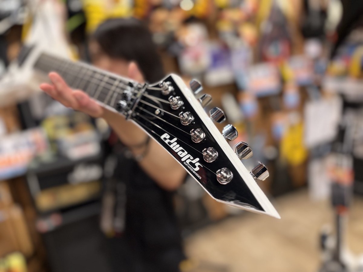 espcustomshop's tweet photo. YAO!YAO!髙橋です🔥🤘

HateCrewの皆様、お待たせ致しました…

なんと！！なんと！！超お久しぶりに…

＼＼\\ EDWARDS E-ALEXI SCYTHE ///／／

が入荷しました🔥🔥🔥

アレキシさんと言えばこのモデルでしょ‼️

Stay YAO!YAO!

#espguitars #ALEXILAIHO #SCYTHE #EDWARDS #COBHC https://t.co/MhVmuQyOr3