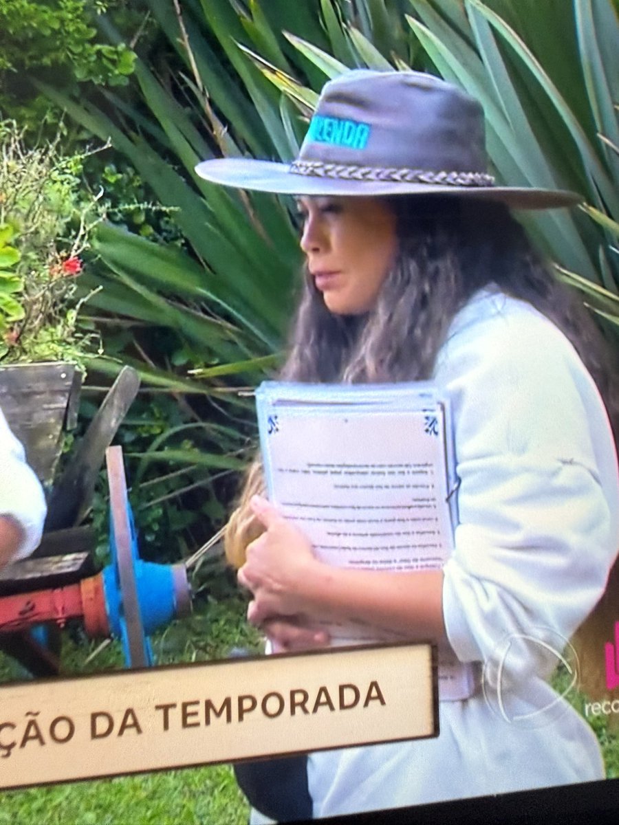 luanmpietro's tweet photo. Que nojo essa mãe da Lexa, inventou que a Giovanna jogou lixo nela #EliminaçãoAFazenda https://t.co/QEdzqbp9IF