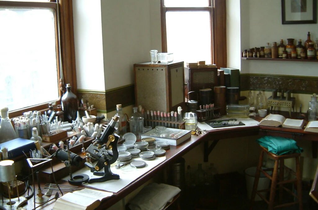 NinaMarketsUK's tweet photo. Fleming’s restored laboratory tells only half the penicillin story

In 1928, between the world wars, Alexander Fleming noticed mould killing bacteria in this cramped room at St Mary’s Hospital in London, beginning the penicillin story.

But usable medicine came from years of work by Howard Florey’s Oxford team, including Ernst Chain and Norman Heatley.

The preserved place makes chance vivid; the result took a team.