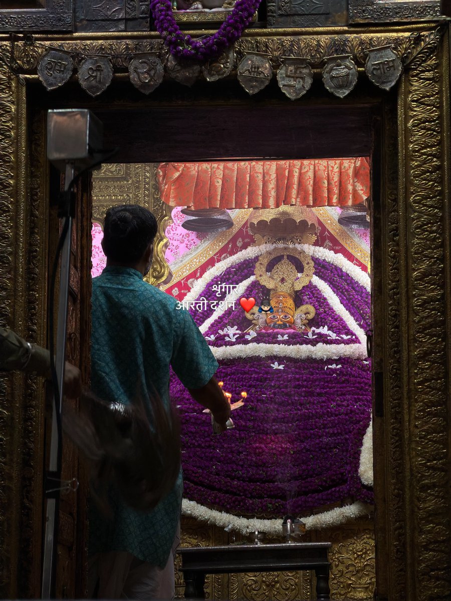 khatu_darshan5's tweet photo. श्री ‌श्याम प्रभु जी के आज के भव्य अलौकिक व मनमोहक प्रातः श्रृंगार दर्शन ✨🫶🏻💖🌸 https://t.co/mZMewsr1vv