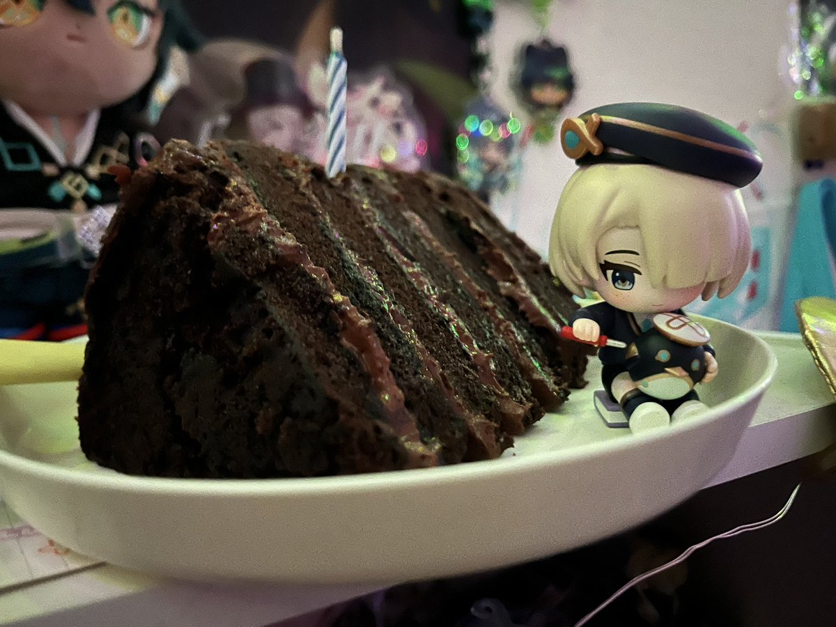 freminetautism's tweet photo. happy birthday little dude i love using your birthday as an excuse to eat cake https://t.co/viNhavpEIA