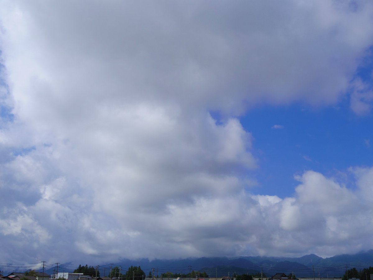 JollyRogers_88's tweet photo. 矢巾に行けば…
いつも雲、撮ってる（苦笑）
やっぱり湧くよね～ここ
こんな雲…

産直「およれんせ」さんにて
一恩さんの豆腐・おから
その他野菜…購入！

#PENTAX #PENTAXQ7 https://t.co/zMNgLtLeXw