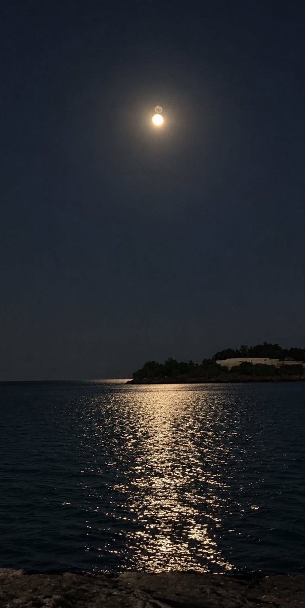 S_1u2's tweet photo. 𝑻𝒉𝒆 𝑴𝒐𝒐𝒏 &amp; 𝑻𝒉𝒆 𝑺𝒆𝒂 🌙🌊. https://t.co/CnWE5VfgV7