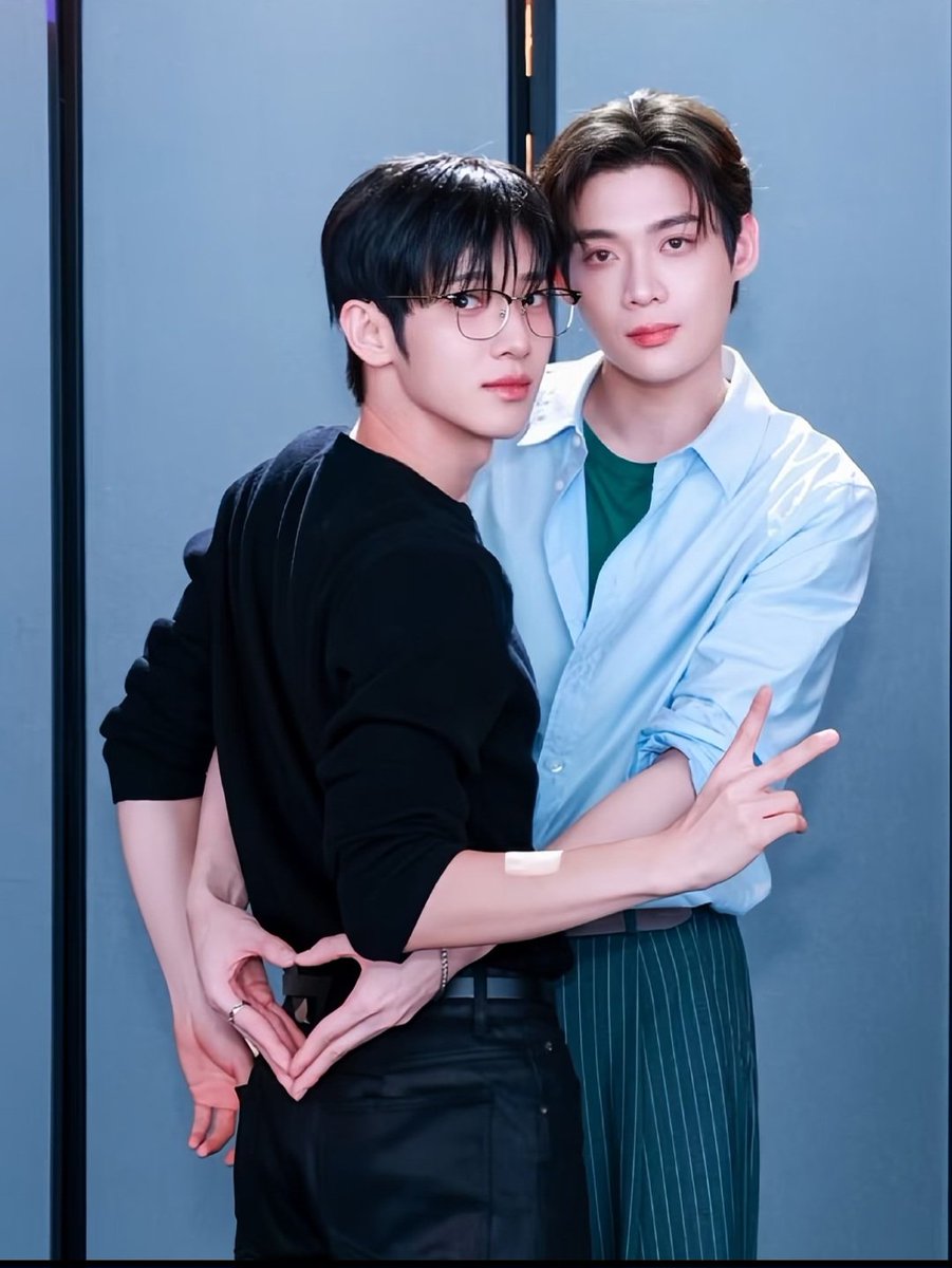 sonoo109's tweet photo. 본문 설명
스탭: 사진에 핸드폰 있어서 안돼요
팬: 핸드폰 필요없어요

스탭이 폰을 연상한테 보여줌
그거 보더니 연상이 연하를 덥석 잡고 안아올렸고 그 상태로 휴대폰을 가까이 대고 팬이 요청한 동작을 자세히 봄
스탭이 손짓해서 사진 찍으러 감
(연하는 계속 안겨서 형쪽 보고 있었던건지) 팬이 "슈 카메라 봐" 라고 말했고 
그 때 찰칵 찍힌 사진이라고.....

어떤포즈도 전혀 개의치않고 저렇게 바로 포즈 취해주는 연상이랑 형이 덥석 안으면 자연스럽게 안기는 연하....하트 브이까지 완벽하네 둘이 진짜 최고야ㅋㅋㅋㅋ