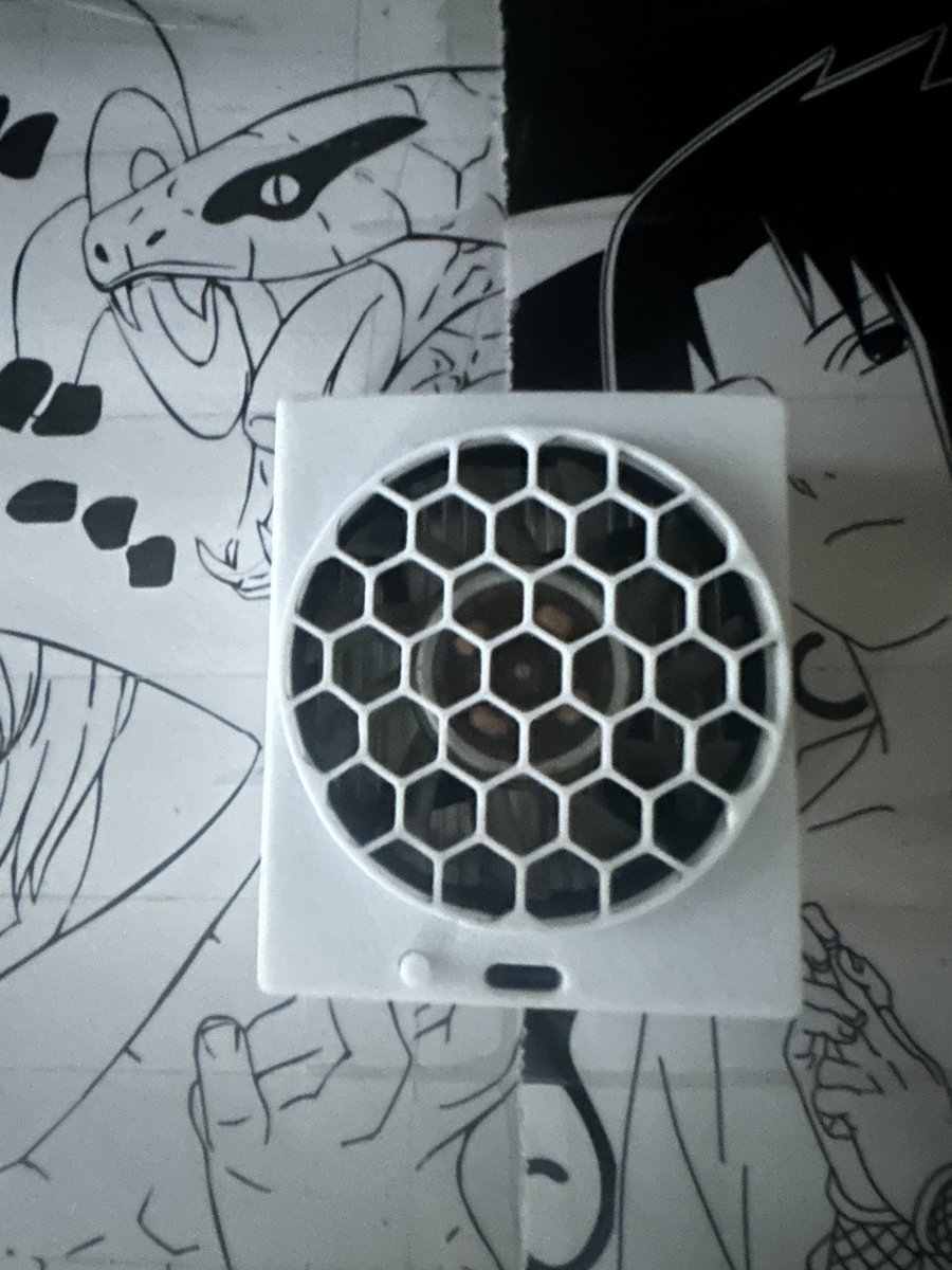 CareleQuQ's tweet photo. DIY磁気吸着式放熱器はスマホやiPadにも対応し市販の100ドル以下の放熱器をすべて凌ぐ性能を持っています。4段階で着氷、3段階で着霜し、PUBGをプレイする際は大体2段階に設定し、1段階は冬場に適しています温度は20度下がりますが、パワーには要件があり、全段階を��動させるには50W以上が必要です。 https://t.co/l1Sa7CmZFU