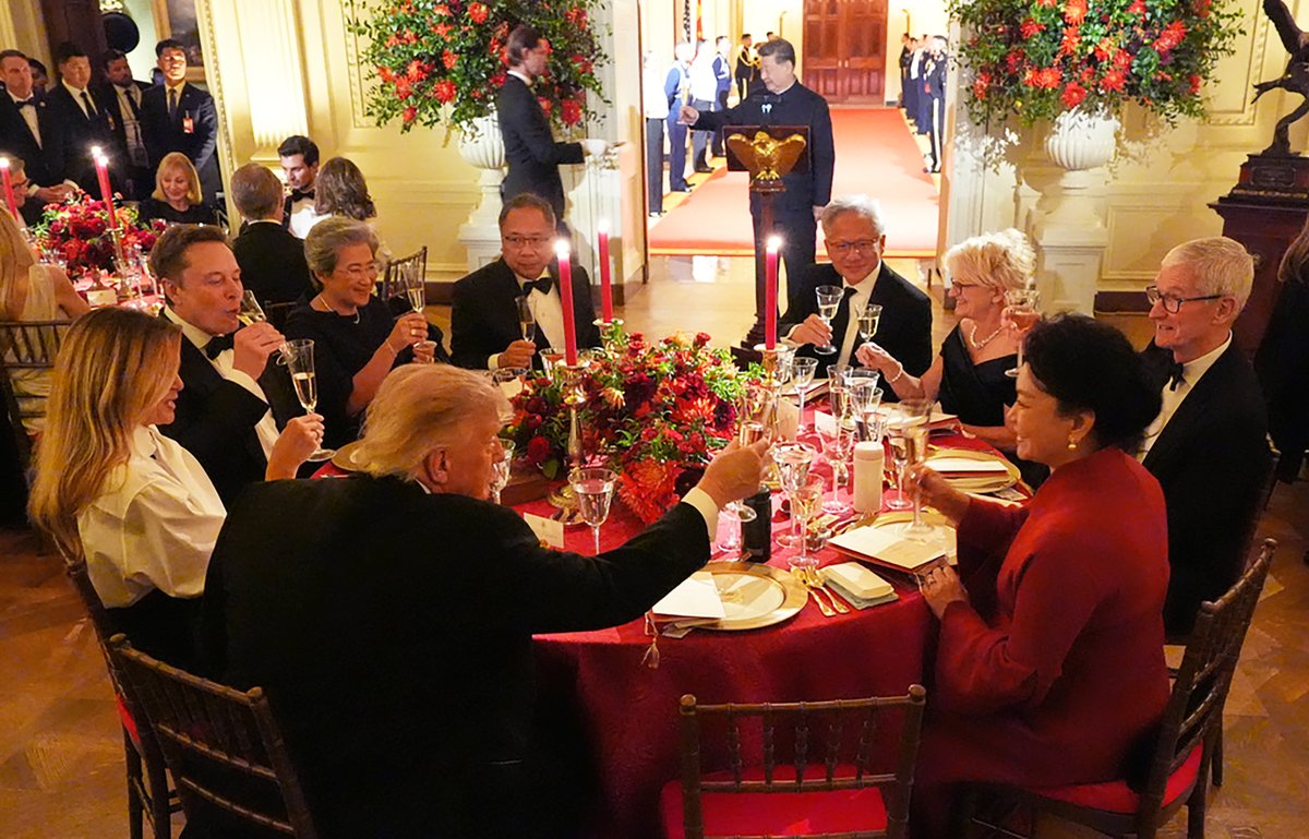 PapiTrumpo's tweet photo. CHEERS!!!🥂 https://t.co/9NhGSuqPP0