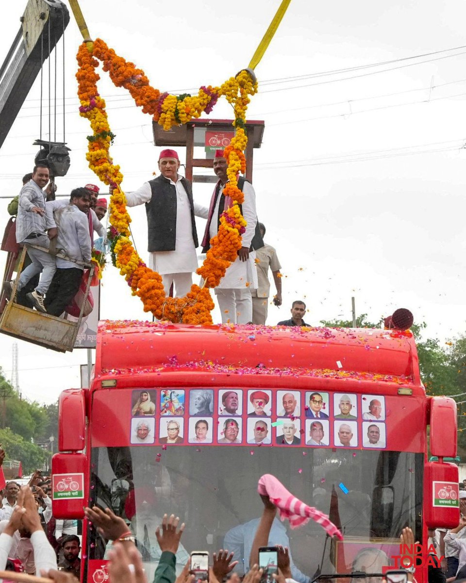 IndiaToday's tweet photo. #InPics | Samajwadi Party chief Akhilesh Yadav greets supporters while leading a roadshow ahead of the 2027 Uttar Pradesh Assembly elections in Rae Bareli, Uttar Pradesh.
#AkhileshYadav #SamajwadiParty #UttarPradesh #UPPolitics #UPAssemblyElections #ITPhotoblog https://t.co/C6ABkbLQ2w