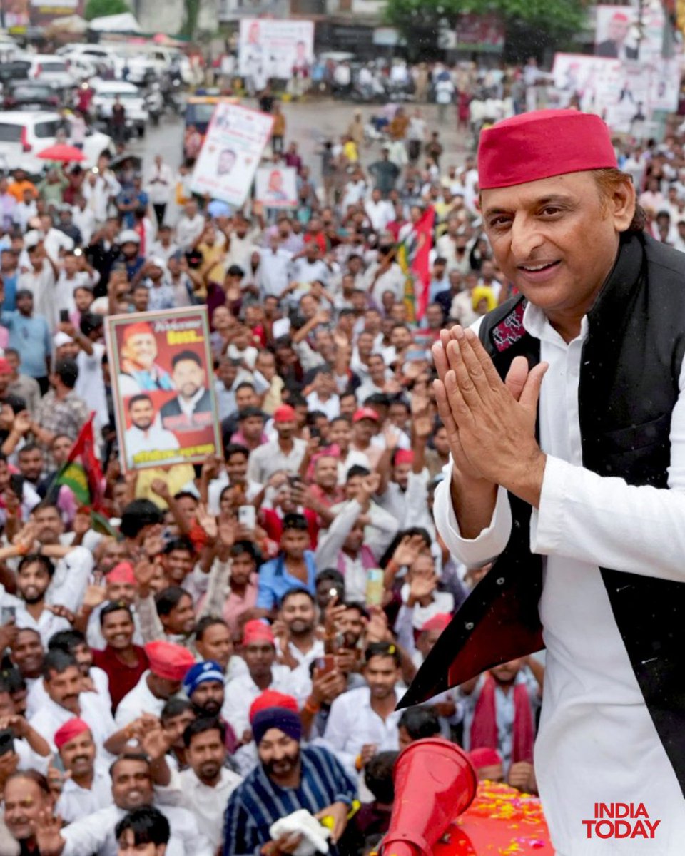 IndiaToday's tweet photo. #InPics | Samajwadi Party chief Akhilesh Yadav greets supporters while leading a roadshow ahead of the 2027 Uttar Pradesh Assembly elections in Rae Bareli, Uttar Pradesh.
#AkhileshYadav #SamajwadiParty #UttarPradesh #UPPolitics #UPAssemblyElections #ITPhotoblog https://t.co/C6ABkbLQ2w