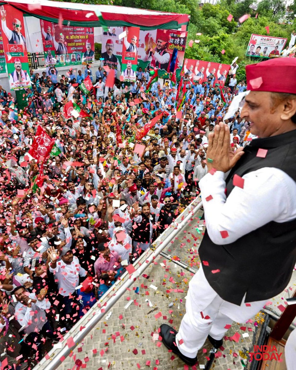 IndiaToday's tweet photo. #InPics | Samajwadi Party chief Akhilesh Yadav greets supporters while leading a roadshow ahead of the 2027 Uttar Pradesh Assembly elections in Rae Bareli, Uttar Pradesh.
#AkhileshYadav #SamajwadiParty #UttarPradesh #UPPolitics #UPAssemblyElections #ITPhotoblog https://t.co/C6ABkbLQ2w