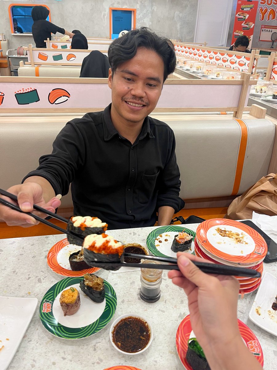 youngthebroke's tweet photo. Sushi date w/future husband 🤭 https://t.co/h2Yy3EYH96