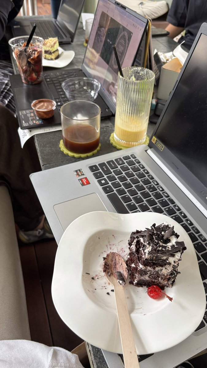 keluhkesahkonoh's tweet photo. “Jual laptop minus pemakaian cewek.”

Pemakaian cewek: https://t.co/M7fLTwbfpt