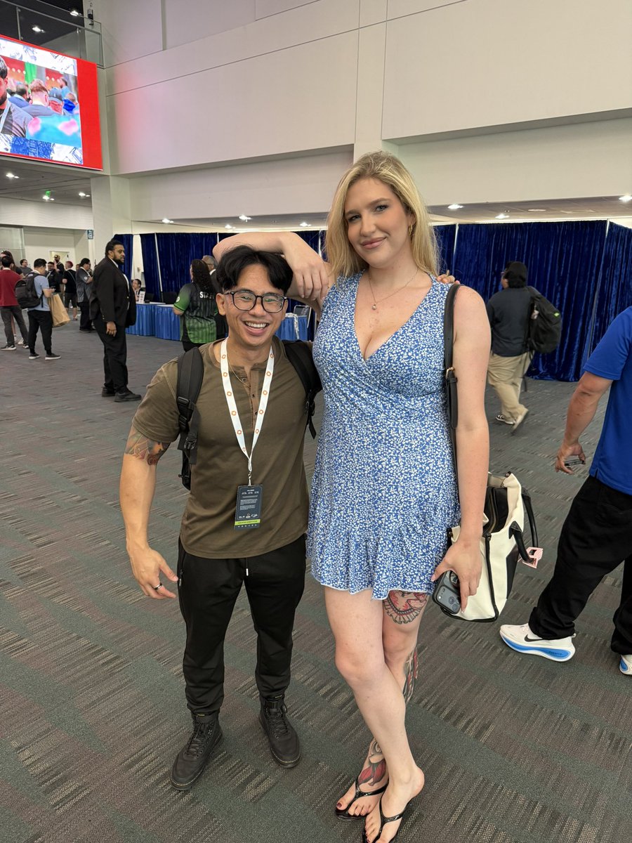 housesarebig's tweet photo. A common thing I get is “wow I thought you were taller” so to dispel that, here is a picture of fellow Liftbounder @RikkiTea using my head as a surface to lean on. This gotta be violence against short people 😡😡😂😂 https://t.co/HjZkJVRoWY