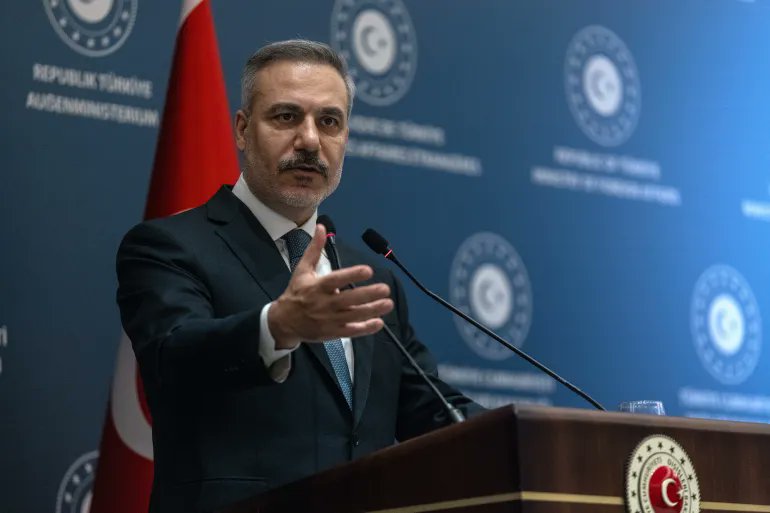 abonn1410's tweet photo. قبل كم يوم كتبت لك هالمنشور
وقلت إن اللي يحاسب حلف مكة على "وش سوى" ما فهم كيف تشتغل الأحلاف
واليوم صحفي يسأل فيدان نفس السؤال
ليش الحلف ما تحرك ضد الحوثي؟
هاكان: متى انضممت للجيش يا جيم؟
الصحفي: قبل 50 سنة
هاكان: كم مرة في حياتك تفعّلت المادة الخامسة من ميثاق الناتو؟
الصحفي: مرة واحدة
هاكان: لذا هذا ليس عدلًا
لا أحد يقول عن الناتو إنه نمر من ورق
لكن حين يتعلق الأمر بهذا التحالف الدفاعي الوليد
يضعون أمامنا أزمة عمرها 10 سنوات، الأزمة اليمنية
ثم يقولون: انظر، هذا التحالف غير مجدٍ
نحن بدأنا للتو
----------
و هذا منطق الأحلاف
الحلف ما يُقاس بعدد المرات اللي استخدموه فيها
يُقاس بعدد المرات اللي ما احتاجوه