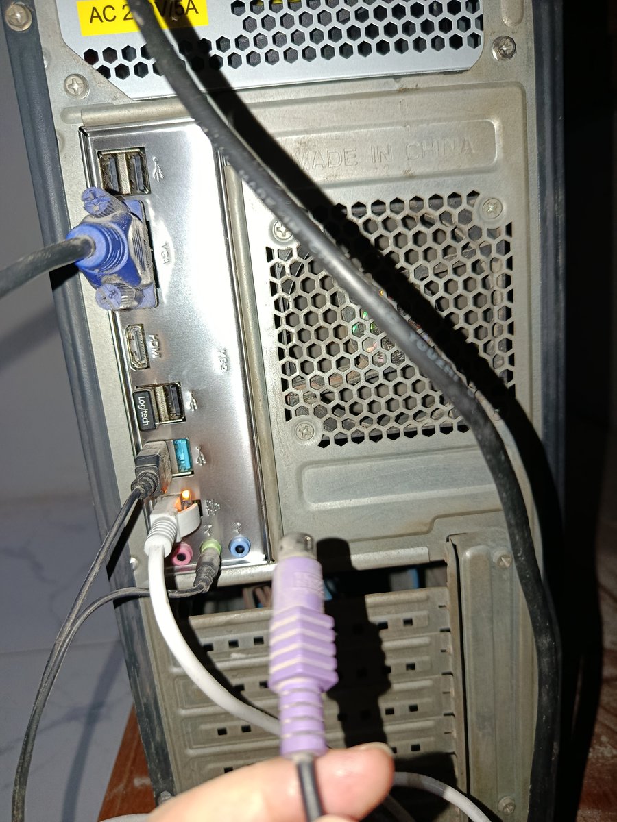 yuna3ni's tweet photo. My computer suddenly turned itself off    yesterday &amp; the technician said the power supply + motherboard were problematic, needed to be replaced.
OK. ..but after that I found the keyboard couldn't be plugged in 😢 https://t.co/BTKPG8Rk7n