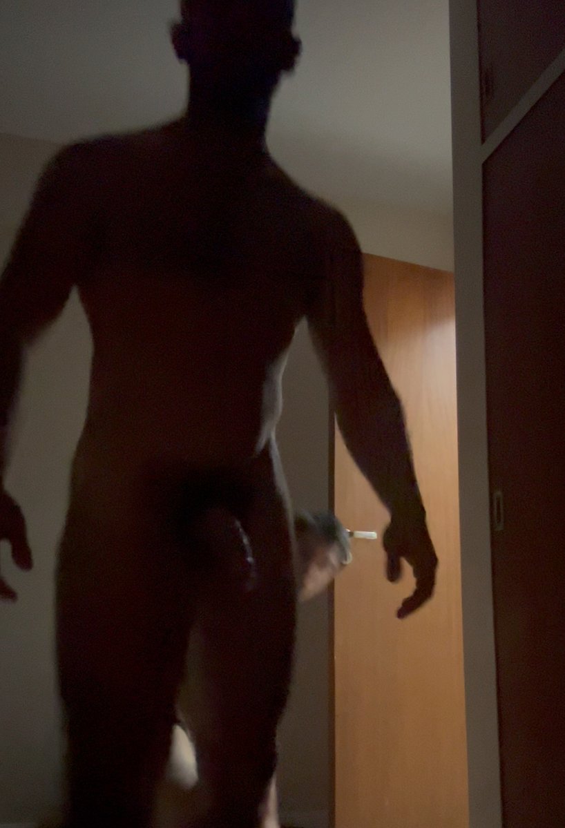 Raytopk's tweet photo. La putita temblando en el piso, la verga bajando la erección, el forro lleno de leche... todavía me queda un buen meo de macho para darte https://t.co/OH9RkiPQcx