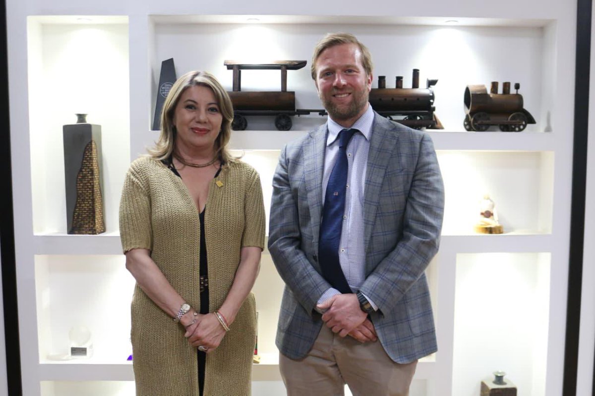 Produccion_Ecu's tweet photo. 🇪🇨🇦🇺 Ecuador y Australia coordinan acciones por un turismo seguro

La viceministra de Producción, Industria y Turismo, Silvana Peñaherrera, mantuvo un encuentro con el cónsul de Australia, Daniel Marina, para coordinar acciones que fortalezcan la seguridad de los turistas. https://t.co/nDBNwxmaYw