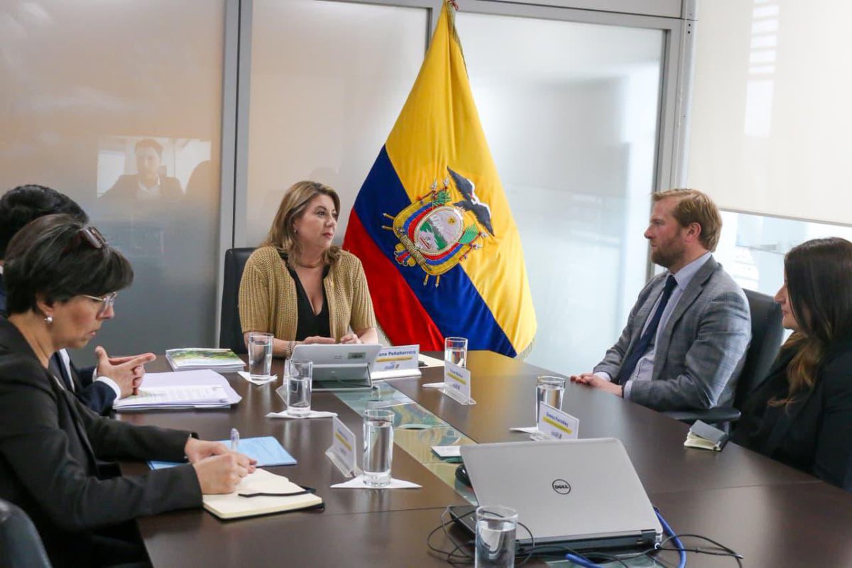 Produccion_Ecu's tweet photo. Durante la reunión protocolaria se abordaron políticas públicas de turismo y la aplicación de protocolos de prevención y seguridad turística, con el objetivo de impulsar una experiencia segura y de primer nivel para quienes visitan Ecuador✅. https://t.co/ZSsQhXby8B