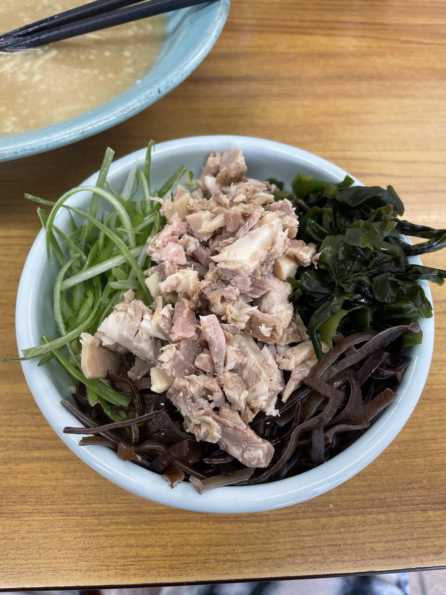a2collect2012's tweet photo. ニューラーメンショップ 大光（八千代市）
塩ネギラーメン（+替え玉）
初の塩はスープをシンプルに楽しめて良かったんだけど、初の替え玉にはビックリした🍜
替え玉なのに具材の量が多くて、スープに入れたら  あれ? 2杯目のラーメンだ！って1人で笑ったわ。
いやー何より美味しくて幸せだったわ〜 https://t.co/XkDulYoFKL