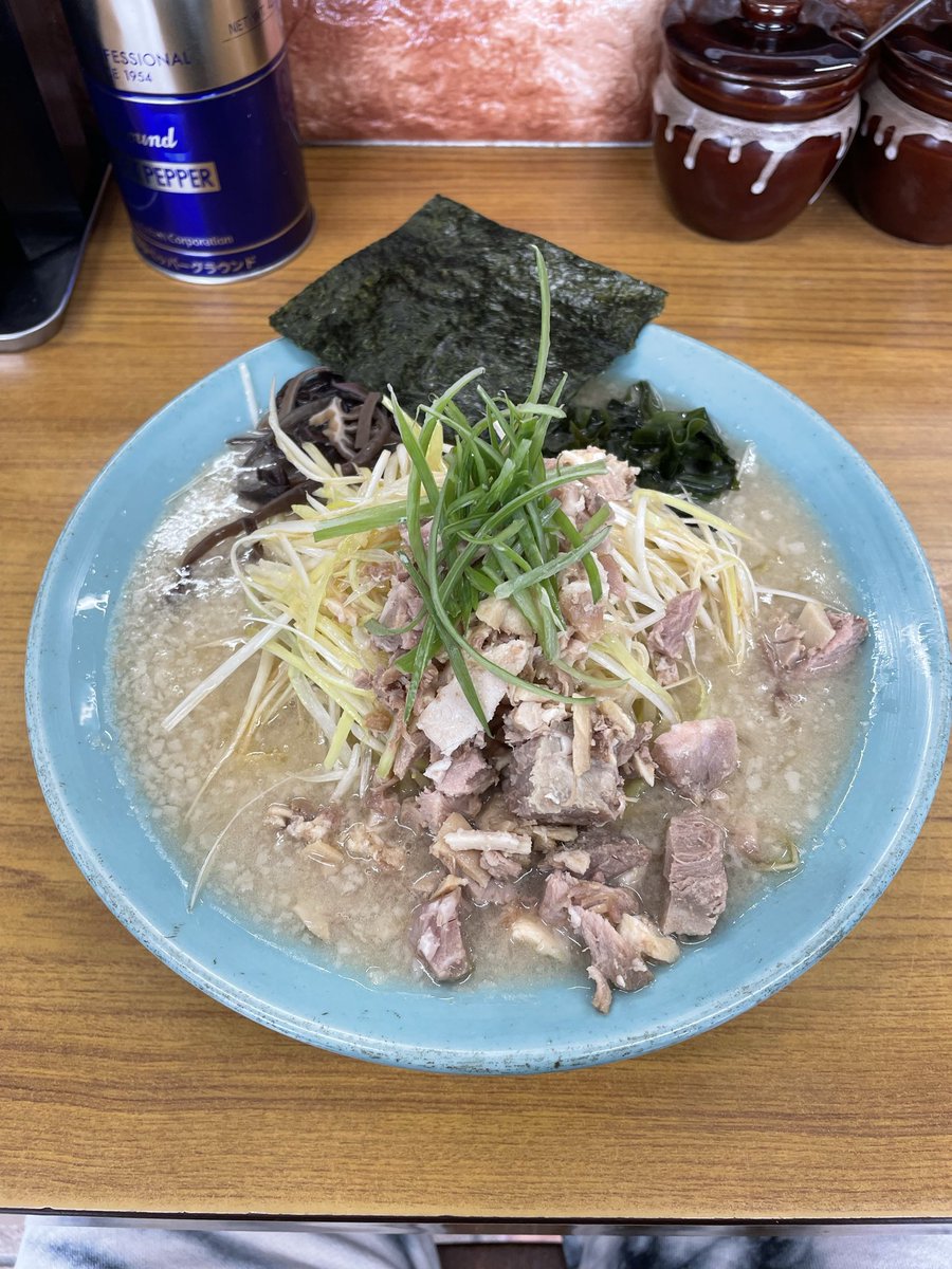 a2collect2012's tweet photo. ニューラーメンショップ 大光（八千代市）
塩ネギラーメン（+替え玉）
初の塩はスープをシンプルに楽しめて良かったんだけど、初の替え玉にはビックリした🍜
替え玉なのに具材の量が多くて、スープに入れたら  あれ? 2杯目のラーメンだ！って1人で笑ったわ。
いやー何より美味しくて幸せだったわ〜 https://t.co/XkDulYoFKL