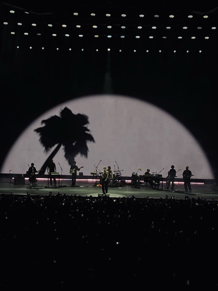 FranciscoMV's tweet photo. mi yo de hace 6 años se hubiera vuelto loco si le dijeran que vio a the neighbourhood en vivo 🥲 #theneighbourhood #thewourldtour #thenbhd #mty #mexico https://t.co/QzUzTavT7V