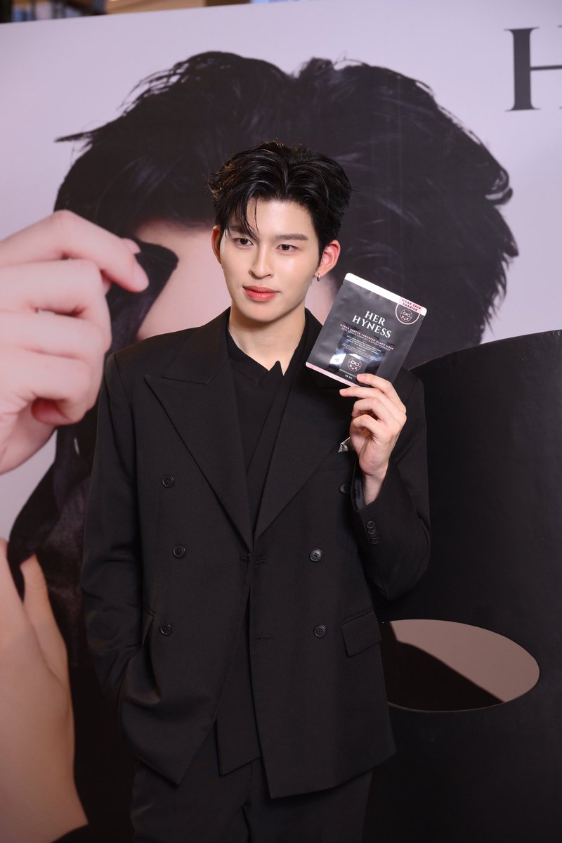 HerHynessBeauty's tweet photo. Her Hyness ขอขอบคุณทุก ๆ คนมาก ๆ จากใจเลยนะค้า 🧡✨
ที่มาร่วมเป็นส่วนหนึ่งของโมเมนต์สุดพิเศษกับ Her Hyness และ ท่านปอนด์ ณราวิชญ์ Brand Ambassador ของเรา 🫶🏻

ขอบคุณทุกคนที่มาร่วมสร้างบรรยากาศน่ารัก ๆ และเก็บโมเมนต์แห่งความประทับใจไปด้วยกันในครั้งนี้กับงาน The Science and Soul Behind No.1 Mask นะคะ

และขอบคุณที่คอยซัพพอร์ตและมอบความรักให้กับ ท่านปอนด์ Brand Ambassador สุดหล่อของเรา รวมถึง Her Hyness เสมอมานะคะ 🧡 ดีใจมาก ๆ ที่ได้เจอกับทุกคนในทุกอีเวนต์ค่า และหวังว่าจะได้มีโมเมนต์ดี ๆ แบบนี้ด้วยกันอีกเรื่อย ๆ เลยน้า

ไปกันต่อ! 👀✨ รอติดตามกันได้เลยว่า Her Hyness x Pond Naravit จะมีอะไรสนุก ๆ มาให้ทุกคนได้เซอร์ไพรส์กันอีก บอกเลยว่าโมเมนต์น่ารัก ๆ ของเรายังไม่หมดแค่นี้แน่นอน 🧡🫶🏻
แล้วเจอกันใหม่ในกิจกรรมหน้าค่า ✨

#HerHynessNo1Mask #HerHynessxPond #HerHyness #No1CleanBeauty