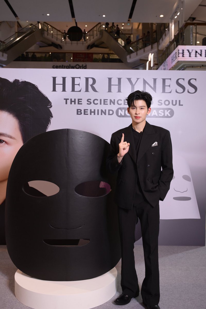 HerHynessBeauty's tweet photo. Her Hyness ขอขอบคุณทุก ๆ คนมาก ๆ จากใจเลยนะค้า 🧡✨
ที่มาร่วมเป็นส่วนหนึ่งของโมเมนต์สุดพิเศษกับ Her Hyness และ ท่านปอนด์ ณราวิชญ์ Brand Ambassador ของเรา 🫶🏻

ขอบคุณทุกคนที่มาร่วมสร้างบรรยากาศน่ารัก ๆ และเก็บโมเมนต์แห่งความประทับใจไปด้วยกันในครั้งนี้กับงาน The Science and Soul Behind No.1 Mask นะคะ

และขอบคุณที่คอยซัพพอร์ตและมอบความรักให้กับ ท่านปอนด์ Brand Ambassador สุดหล่อของเรา รวมถึง Her Hyness เสมอมานะคะ 🧡 ดีใจมาก ๆ ที่ได้เจอกับทุกคนในทุกอีเวนต์ค่า และหวังว่าจะได้มีโมเมนต์ดี ๆ แบบนี้ด้วยกันอีกเรื่อย ๆ เลยน้า

ไปกันต่อ! 👀✨ รอติดตามกันได้เลยว่า Her Hyness x Pond Naravit จะมีอะไรสนุก ๆ มาให้ทุกคนได้เซอร์ไพรส์กันอีก บอกเลยว่าโมเมนต์น่ารัก ๆ ของเรายังไม่หมดแค่นี้แน่นอน 🧡🫶🏻
แล้วเจอกันใหม่ในกิจกรรมหน้าค่า ✨

#HerHynessNo1Mask #HerHynessxPond #HerHyness #No1CleanBeauty