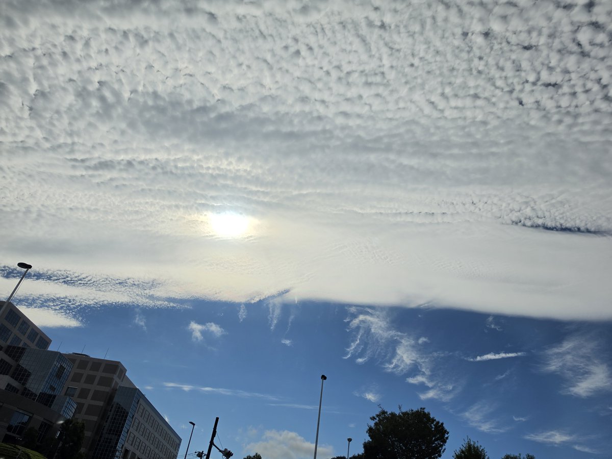 AcameronAke's tweet photo. 昨日、地震雲みたいの出ていたなぁ。

明日は土曜日だけど、午前は仕事が入りました…

けど金曜日は嬉しい😃💕 https://t.co/Qh32vofedW