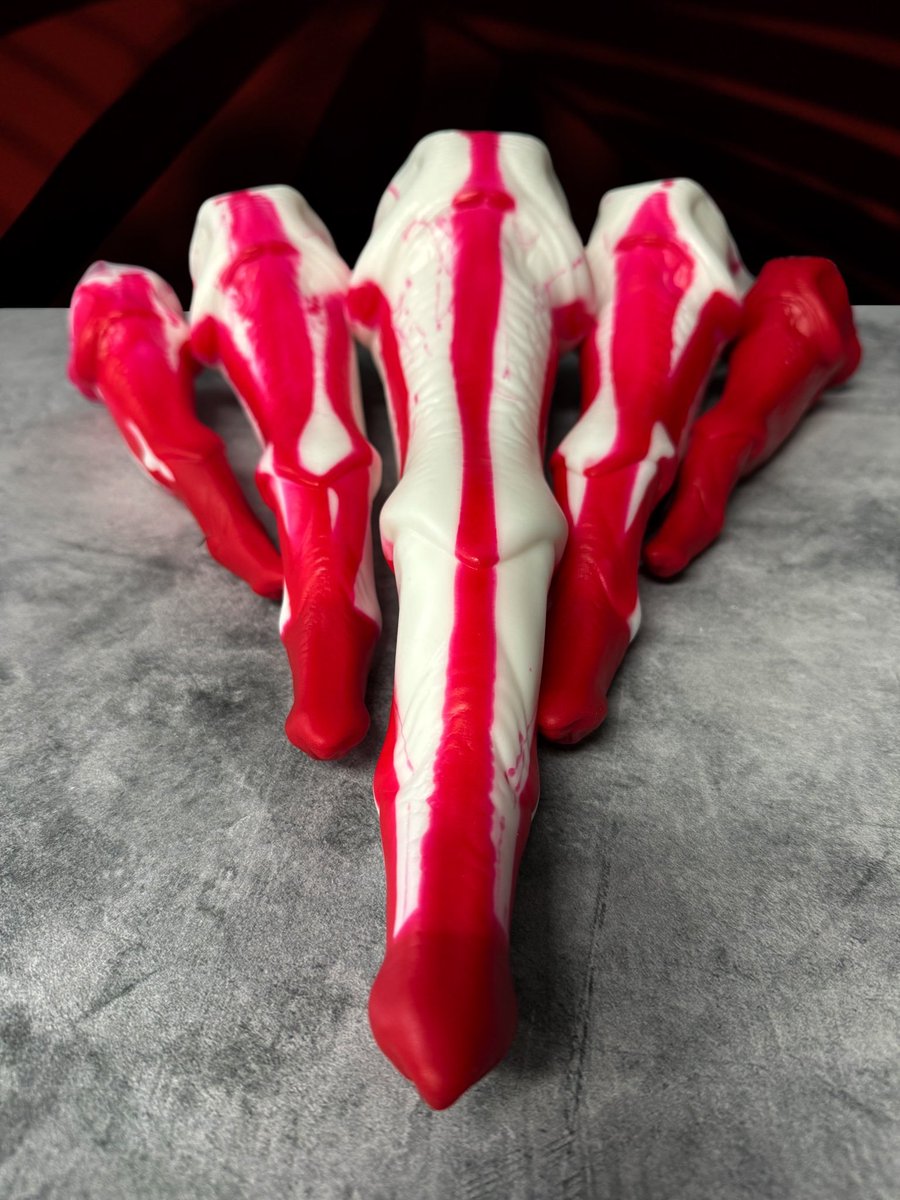 Amity_XCA's tweet photo. "We all float down here" 
"IT" inspired. I absolutely love horror and gore, and spooky day is getting so close! 
@XenocatArtifact https://t.co/Pki4QrDZAb