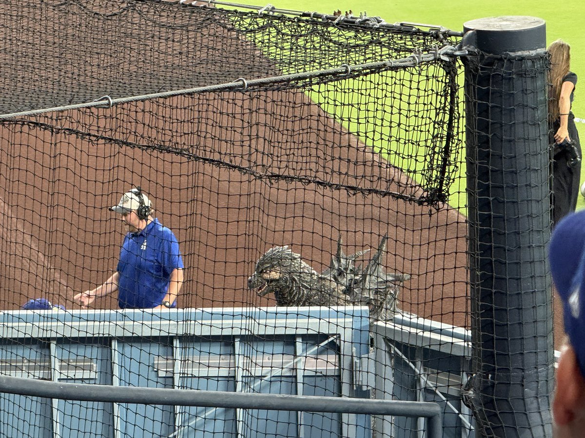 ThatChrisGore's tweet photo. Godzilla Minus Zero star Ryuunosuke Kamiki does a short interview and throws out the first pitch at the @Dodgers VS @Padres game tonight. The real Godzilla even made an appearance! He’s much shorter in real life sadly. #GodzillaMinusZero https://t.co/JVQGSq3zEI