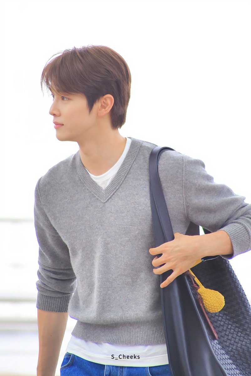 S_Cheeks0913's tweet photo. 260925  ICN출국 
go！go！go！
Bottega Veneta SS27 

#성찬 #SUNGCHAN #ソンチャン #郑成灿 
#라이즈 #RIIZE #ライズ #鄭成燦 #uiq https://t.co/g8oYM7XDnE