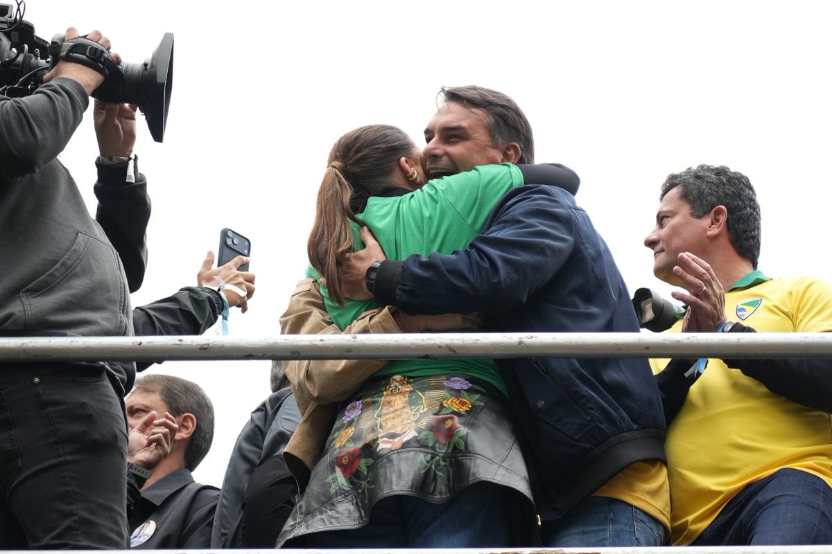 soudanimarques's tweet photo. Faltam 9 dias. Pra quem trabalha a semana inteira e ainda termina o mês no vermelho. Pra quem quer abrir o próprio negócio e não consegue. Pra quem já cansou de esperar... 

Você sabe o que quer pro Brasil. 2️⃣2️⃣ é @flaviobolsonaro.

O brasileiro merece voltar a sonhar! https://t.co/44oJ1DFV08
