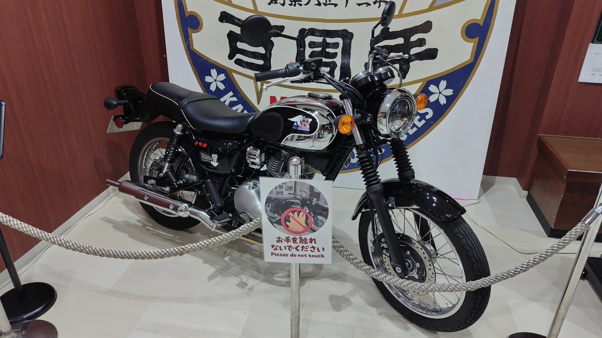 deburi2521's tweet photo. 入館すると中にはメグロのオートバイが展示してあります。 https://t.co/1p8SWxzW1j