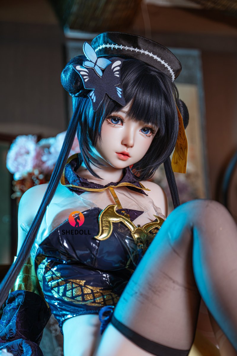 ShedollShop's tweet photo. Cece is back — this time with our brand-new 140cm C-Cup body. 🖤

Dressed in Ryuuge Kisaki cosplay, the smaller frame gives her a cute, compact look while still keeping those curves.

#SHEDOLL #shedollshop #Cosplay 
#SiliconeDoll #RyuugeKisaki https://t.co/AmNUELiqJW
