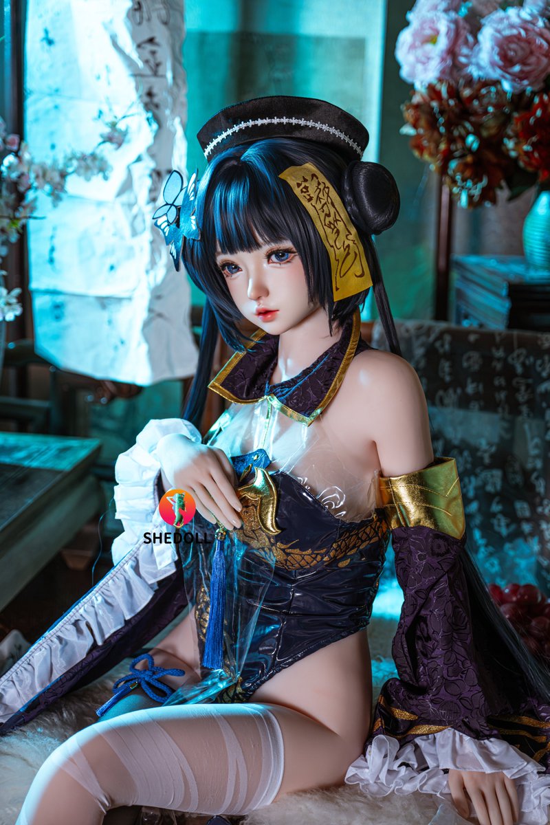 ShedollShop's tweet photo. Cece is back — this time with our brand-new 140cm C-Cup body. 🖤

Dressed in Ryuuge Kisaki cosplay, the smaller frame gives her a cute, compact look while still keeping those curves.

#SHEDOLL #shedollshop #Cosplay 
#SiliconeDoll #RyuugeKisaki https://t.co/AmNUELiqJW