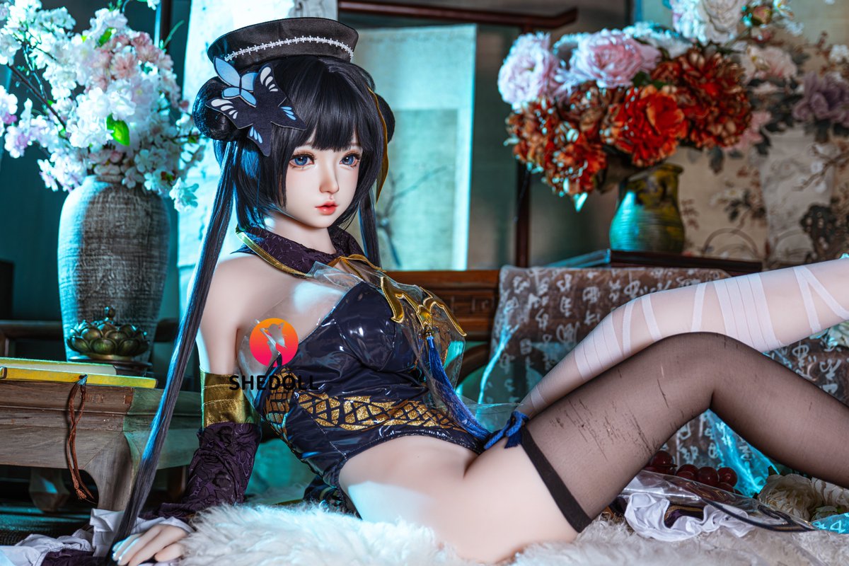 ShedollShop's tweet photo. Cece is back — this time with our brand-new 140cm C-Cup body. 🖤

Dressed in Ryuuge Kisaki cosplay, the smaller frame gives her a cute, compact look while still keeping those curves.

#SHEDOLL #shedollshop #Cosplay 
#SiliconeDoll #RyuugeKisaki https://t.co/AmNUELiqJW