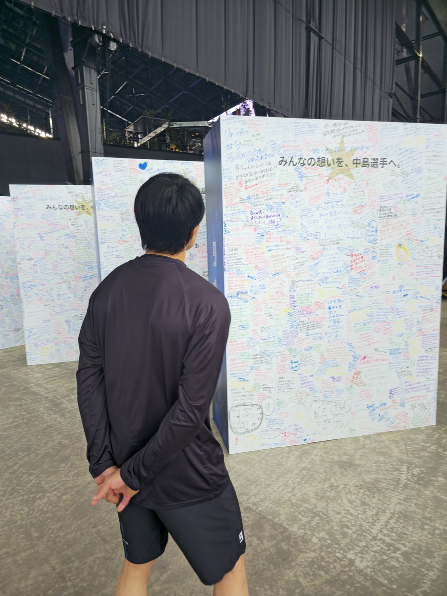 FightersPR's tweet photo. 皆様から寄せられたメッセージボードを、中島卓也選手に見てもらいました！

さらに、FAVメンバーのみなさんから募集したメッセージを一冊の本にまとめ、中島卓也選手へプレゼント🎁

その様子は、YouTubeで配信予定📹
ぜひお楽しみに！

#ありがとう中島卓也
#lovefighters https://t.co/KB2ONYTYEJ