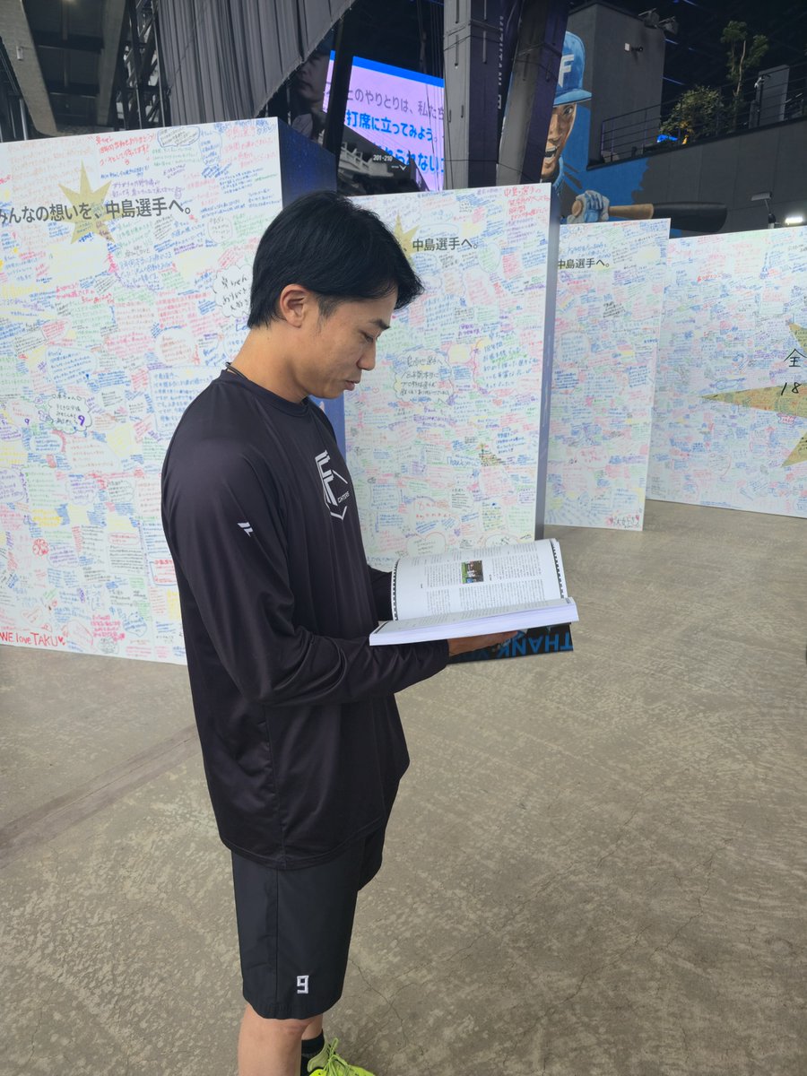 FightersPR's tweet photo. 皆様から寄せられたメッセージボードを、中島卓也選手に見てもらいました！

さらに、FAVメンバーのみなさんから募集したメッセージを一冊の本にまとめ、中島卓也選手へプレゼント🎁

その様子は、YouTubeで配信予定📹
ぜひお楽しみに！

#ありがとう中島卓也
#lovefighters https://t.co/KB2ONYTYEJ