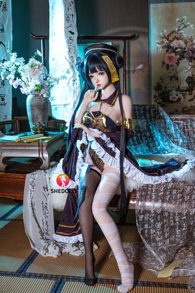 ShedollShop's tweet photo. Cece is back — this time with our brand-new 140cm C-Cup body. 🖤

Dressed in Ryuuge Kisaki cosplay, the smaller frame gives her a cute, compact look while still keeping those curves.

#SHEDOLL #shedollshop #Cosplay 
#SiliconeDoll #RyuugeKisaki https://t.co/AmNUELiqJW