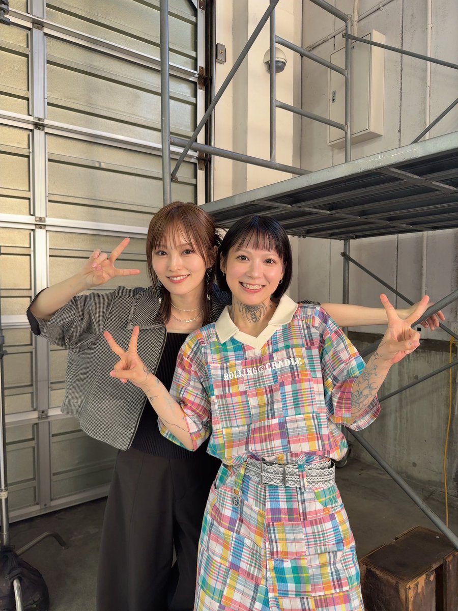 wanderlandlove's tweet photo. 私の自慢の友達 @SayakaNeon 
写真集の対談で呼んでくれた、ありがとう
さや姉が元気で楽しそうで嬉しいよ

お洋服: @6090_S https://t.co/PmpnKFg5CB