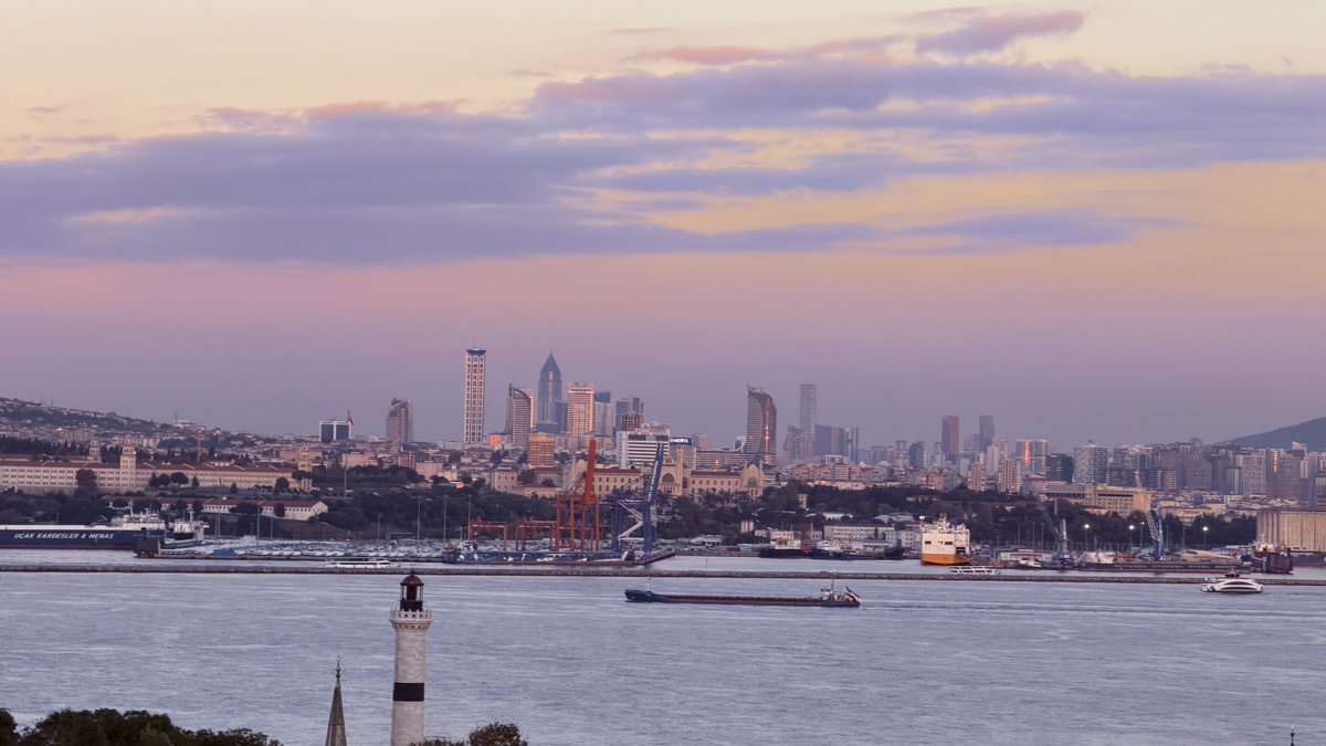 CatputerScience's tweet photo. the istanbul skyline! https://t.co/UqfULevQG1