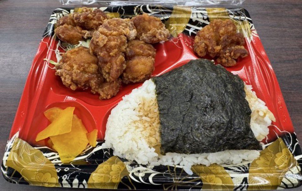 wadaino_taikai's tweet photo. いつも会社で頼んでる配達弁当。
今日は小学生が献立を考えたらしい。
(主菜からあげ、副菜からあげ) https://t.co/tbxSF1uOtI