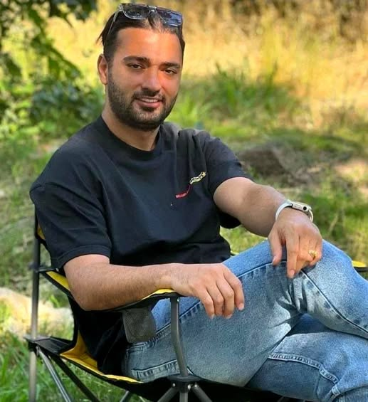 B_S_Spring's tweet photo. طی تماسی کوتاه از زندان گفته :
«دارن زنده‌زنده مرا می‌کشند»
#سبحان_اسماعیل_پور https://t.co/8z6ucu4U6I